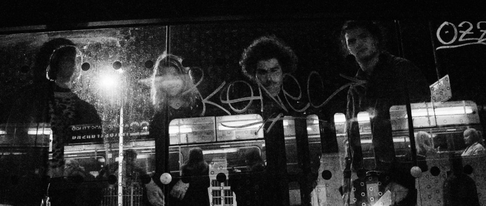 Co vidí v zrcadlech MANON MEURT?