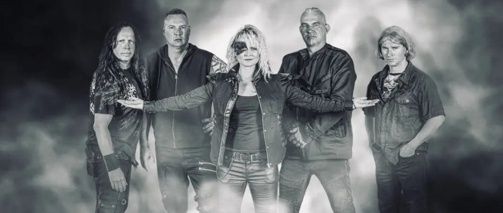 Stíny padají ze zdi, temnota se šíří... a IKARA se prochází V sutinách města