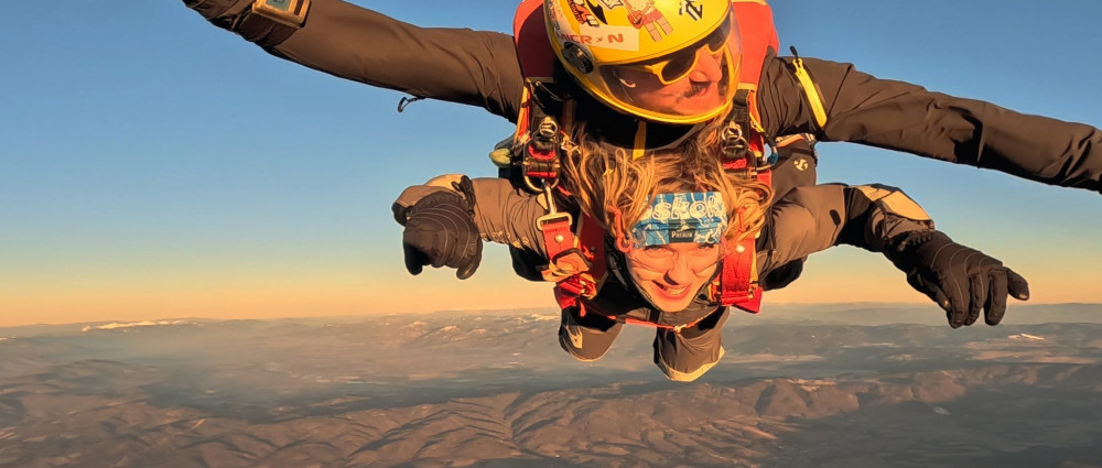 Prekonala svoj doteraz najväčší strach a bláznivým zoskokom z lietadla pozýva na svoje prvé slovenské turné