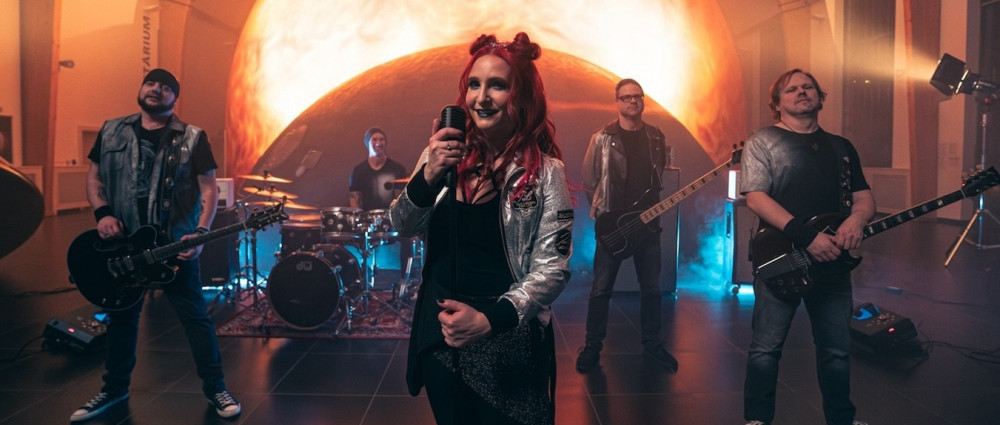 Bára Zemanová se chystá zpět na pódium. V novém singlu volá Mayday