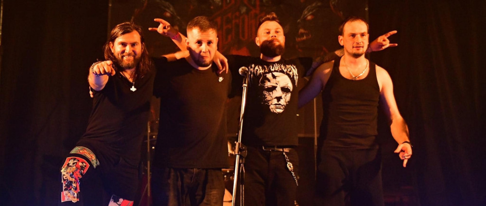 DAY BEFORE nesou na bedrech celou váhu světa