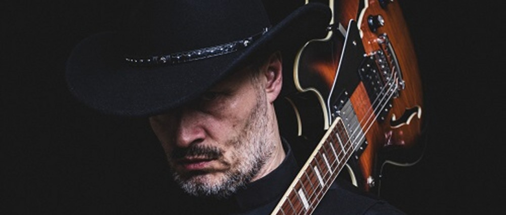 POLY NOIR v novém coveru kombinuje atmosféru Johnyho Cashe se zvony kostela v Líšni