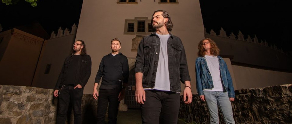 CHRIS MAY zkoumají Kto vlastne si?