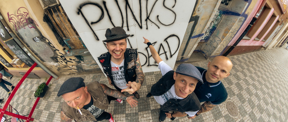 Punkáči THE FIALKY nasadili Brejle růžový a vyrážejí na Vykřičníky Tour