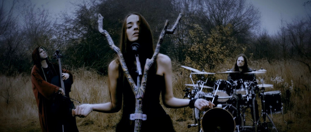 Přestaň dýchat skrz všechny společenské poměry, doporučuje MYSTHICA 