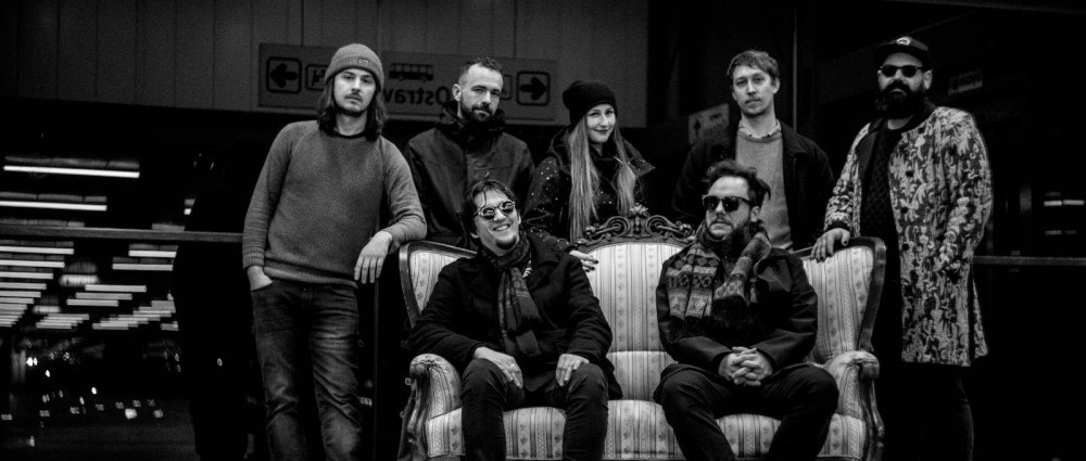 MOŘE DNÍ a Anna Vaverková se v novém singlu vydávají do Kolína nad Rýnem