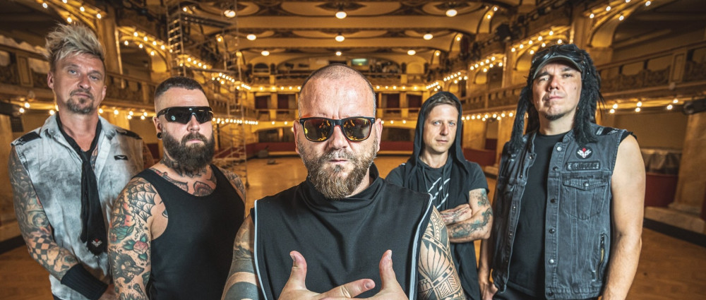 COCOTTE MINUTE odpočítávají, do největšího koncertu kariéry v Lucerně zbývá méně než sto dní