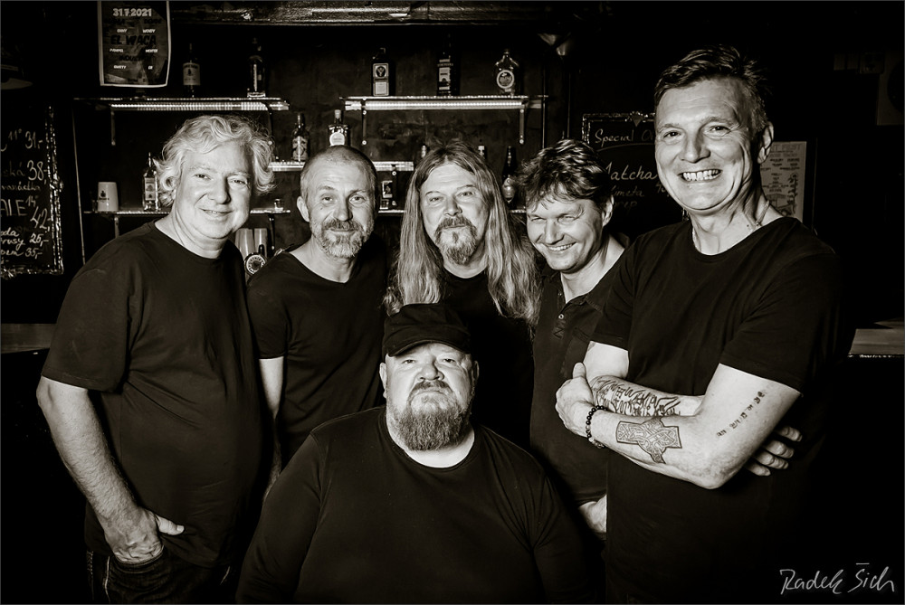 ŠKAREDÁ HOLKA_band