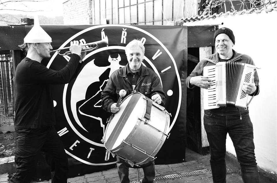 FARÁŘOVI NETOPÝŘI